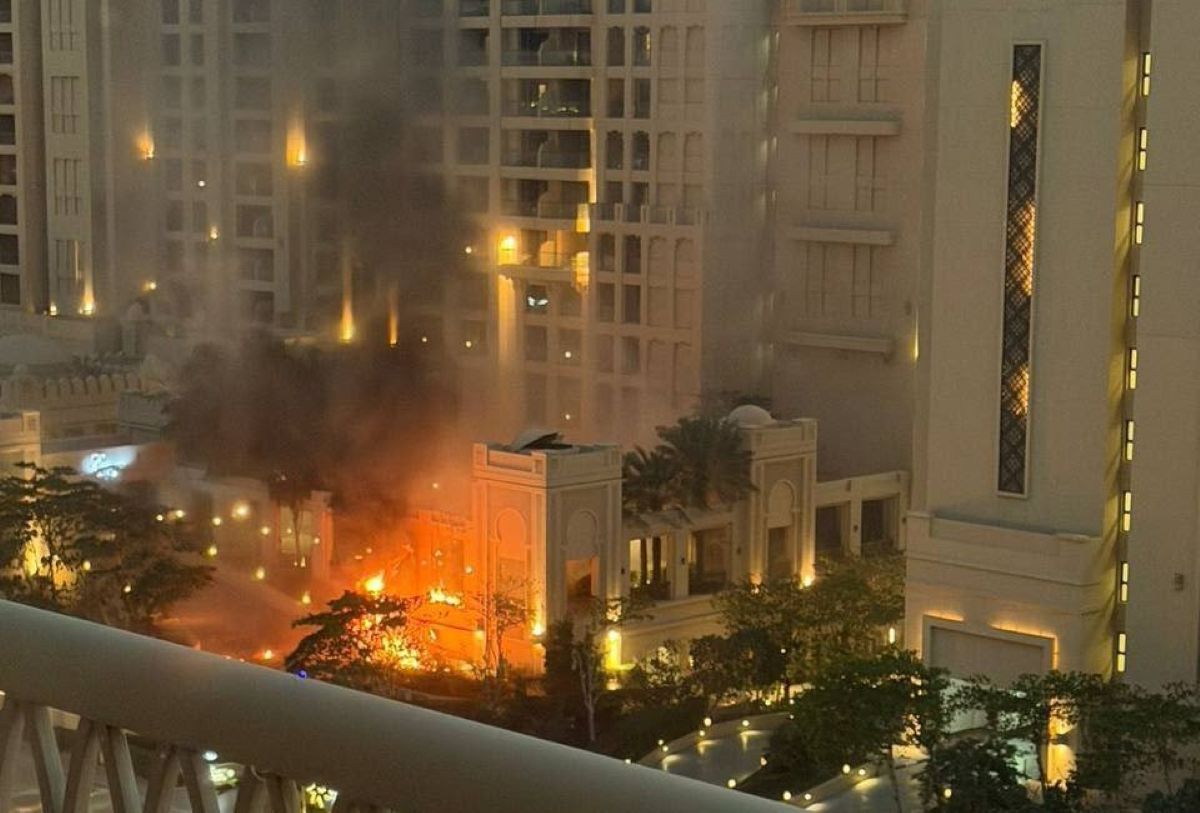 Καπνοί πάνω από το τεχνητό νησί Palm Jumeirah στο Ντουμπάι μετά από πυραυλική επίθεση