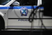 Περιπολικό της αστυνομίας και κορδέλες σήμανσης σε σημείο ερευνών, αντιπροσωπευτικό της τραγωδίας στη Λέρο