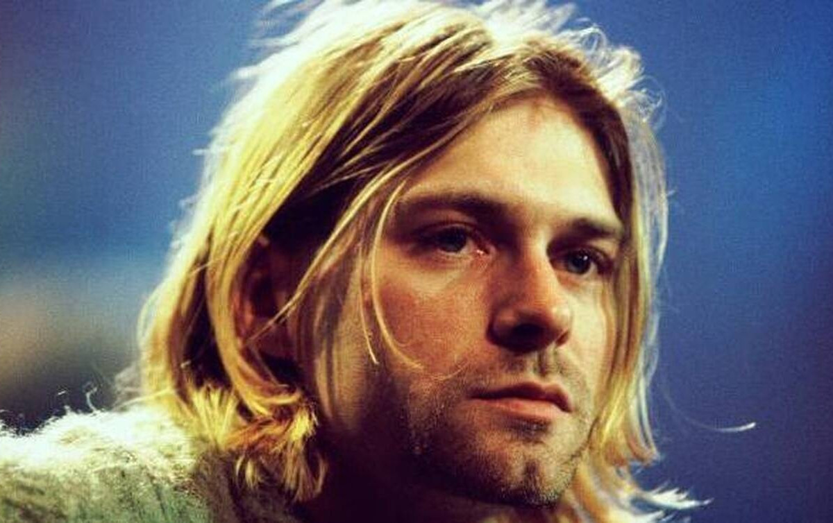 Πορτρέτο του Κερτ Κομπέιν, frontman των Nirvana, με μια μελαγχολική έκφραση