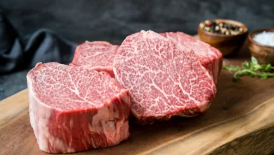 Μια ωμή κοπή ιαπωνικού κρέατος Wagyu με την χαρακτηριστική έντονη μαρμαρυγή λίπους