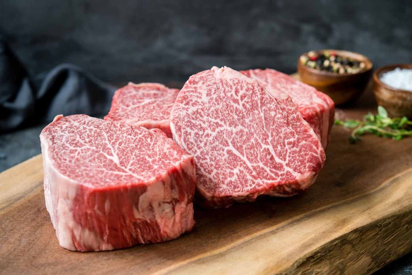 Μια ωμή κοπή ιαπωνικού κρέατος Wagyu με την χαρακτηριστική έντονη μαρμαρυγή λίπους