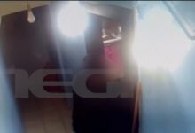 Στιγμιότυπο από το βίντεο ντοκουμέντο στην Κυψέλη όπου ο 64χρονος εισέρχεται στην πολυκατοικία για την επίθεση στην 25χρονη