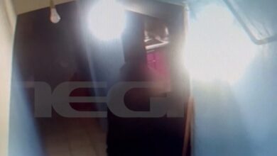 Στιγμιότυπο από το βίντεο ντοκουμέντο στην Κυψέλη όπου ο 64χρονος εισέρχεται στην πολυκατοικία για την επίθεση στην 25χρονη