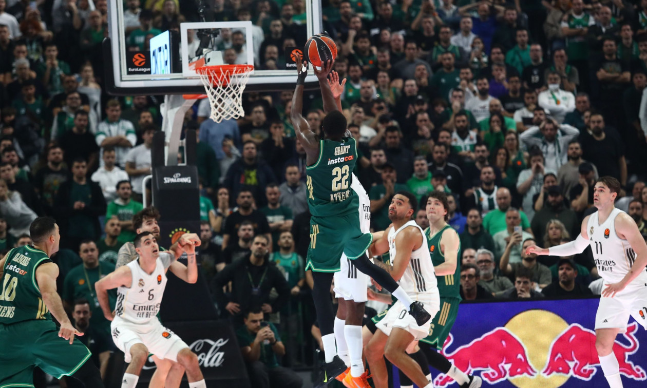 Ο Τζέριαν Γκραντ πανηγυρίζει το νικητήριο καλάθι του Παναθηναϊκού κόντρα στη Ρεάλ Μαδρίτης