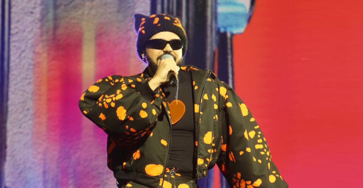 Ο καλλιτέχνης Akylas στη σκηνή του Sing for Greece κρατώντας το βραβείο της Eurovision