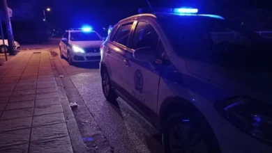 Περιπολικό της αστυνομίας με φάρους τη νύχτα σε δρόμο της Λάρισας