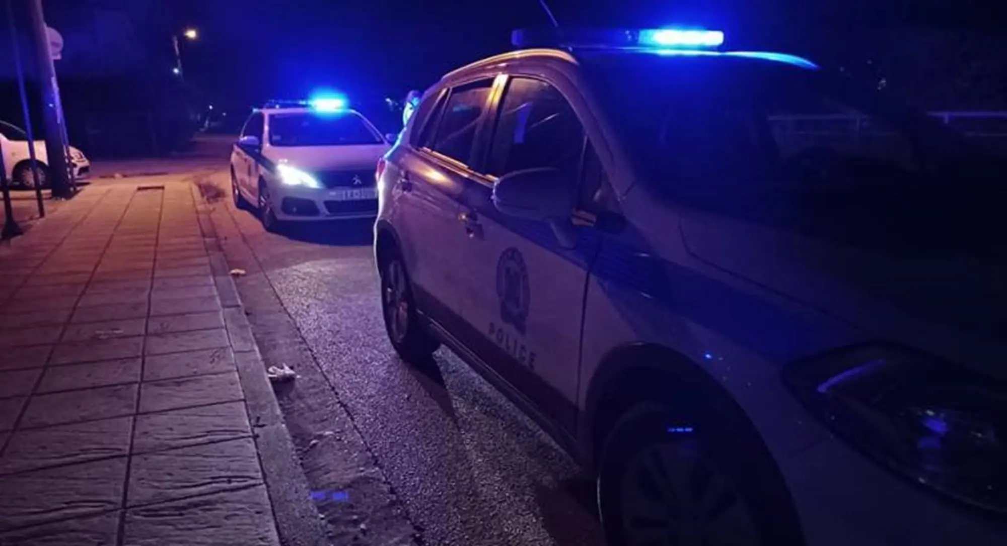 Περιπολικό της αστυνομίας με φάρους τη νύχτα σε δρόμο της Λάρισας