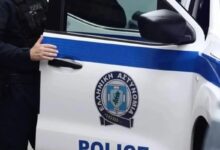 Περιπολικό της αστυνομίας και κατασχεθέντα ναρκωτικά σε επιχείρηση στις Αχαρνές