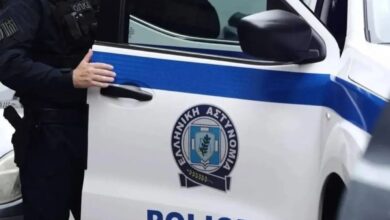 Περιπολικό της αστυνομίας και κατασχεθέντα ναρκωτικά σε επιχείρηση στις Αχαρνές