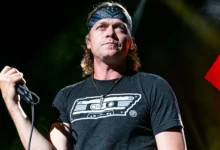 Ο Μπραντ Άρνολντ (Brad Arnold), τραγουδιστής των 3 Doors Down, στη σκηνή