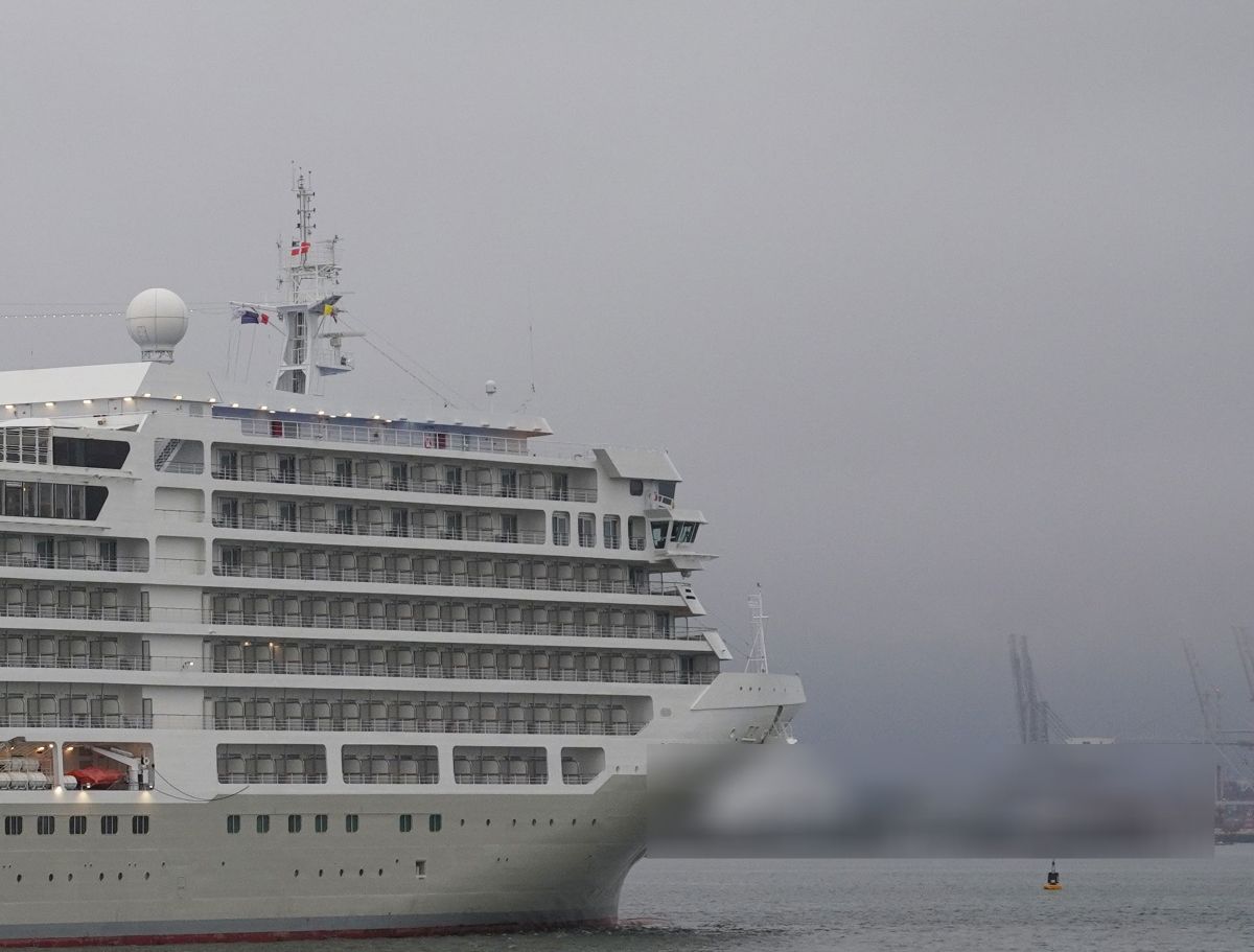 Μεγάλο κρουαζιερόπλοιο σημαίας Μάλτας ακυβέρνητο στο λιμάνι του Πειραιά μετά από βλάβη