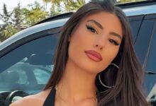 Η Δέσποινα Γιαννακοπούλου σε στιγμιότυπο από το TikTok να τραγουδάει το Dark Side of The Moon του Good Job Nicky