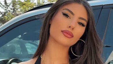 Η Δέσποινα Γιαννακοπούλου σε στιγμιότυπο από το TikTok να τραγουδάει το Dark Side of The Moon του Good Job Nicky