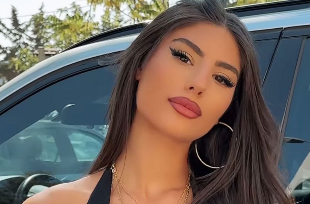 Η Δέσποινα Γιαννακοπούλου σε στιγμιότυπο από το TikTok να τραγουδάει το Dark Side of The Moon του Good Job Nicky