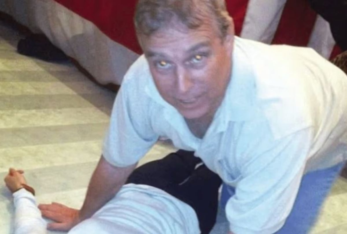 Πρίγκιπας Andrew σκυμμένος στα τέσσερα πάνω από γυναίκα ξαπλωμένη στο πάτωμα σε φωτογραφία από αρχεία Epstein, αποκαλύψεις σεξουαλικού σκανδάλου βασιλικής οικογένειας