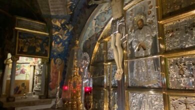 Ορθόδοξη εικόνα της Σταύρωσης που δείχνει το κρανίο του Αδάμ στη βάση του Γολγοθά, συμβολίζοντας τη λύτρωση