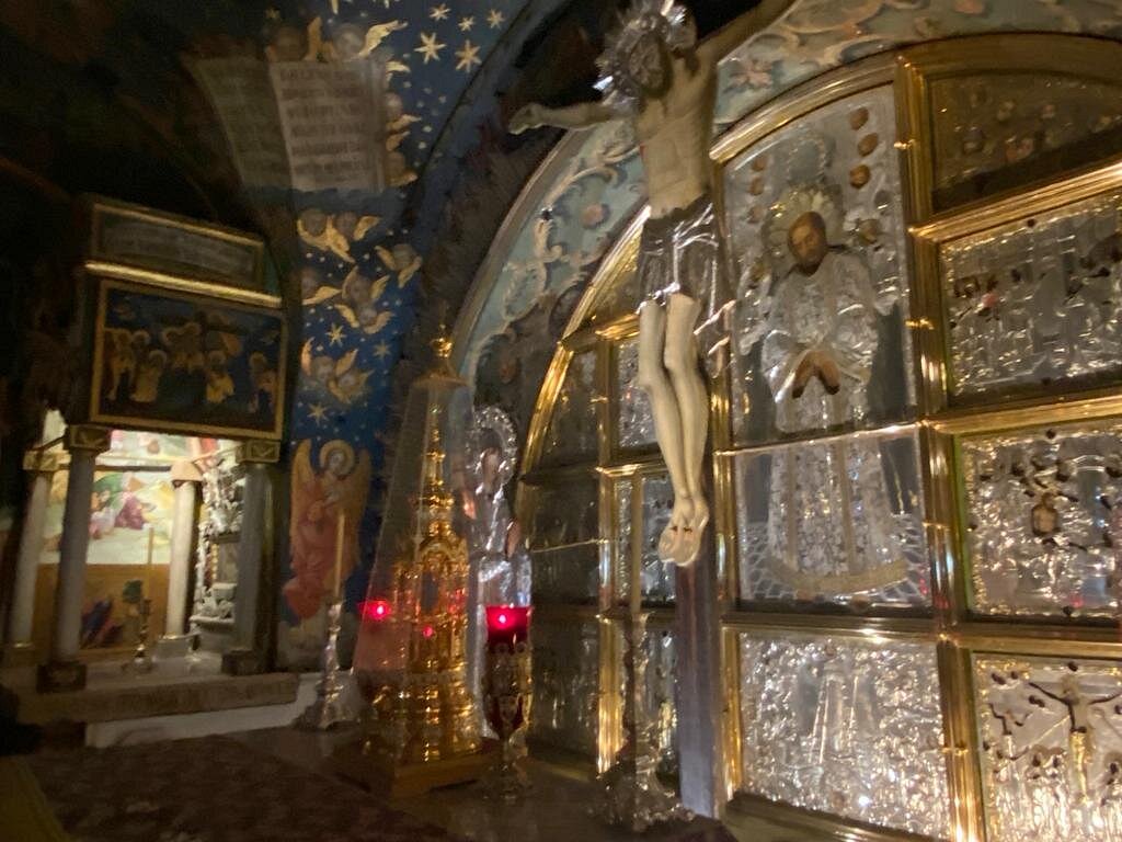 Ορθόδοξη εικόνα της Σταύρωσης που δείχνει το κρανίο του Αδάμ στη βάση του Γολγοθά, συμβολίζοντας τη λύτρωση