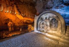 Η εντυπωσιακή πρόσοψη της Μονής Μεγάλου Σπηλαίου σκαρφαλωμένη στον βράχο πάνω από το φαράγγι του Βουραϊκού