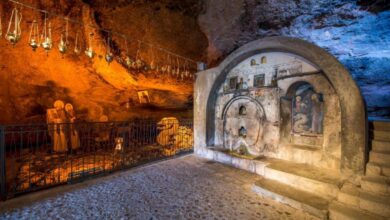 Η εντυπωσιακή πρόσοψη της Μονής Μεγάλου Σπηλαίου σκαρφαλωμένη στον βράχο πάνω από το φαράγγι του Βουραϊκού