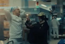 Στιγμιότυπο από την επίμαχη διαφήμιση της ΙΟΝ BREAK με τους κουκουλοφόρους στο εργοστάσιο