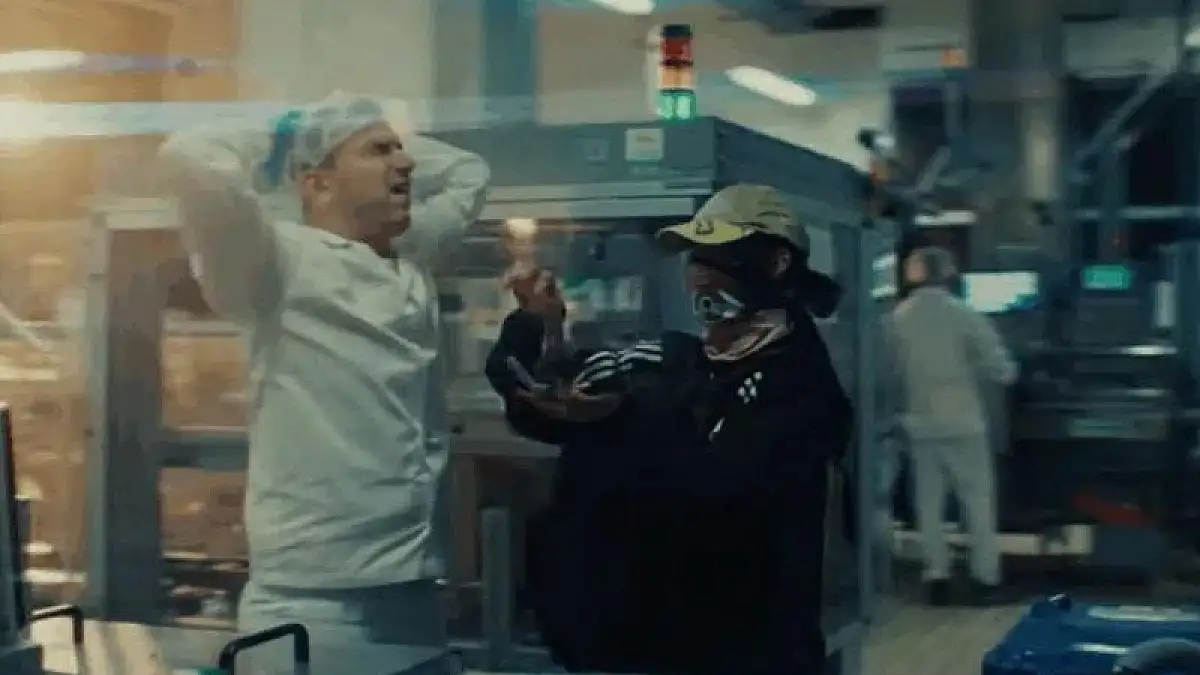 Στιγμιότυπο από την επίμαχη διαφήμιση της ΙΟΝ BREAK με τους κουκουλοφόρους στο εργοστάσιο