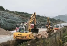 Φωτογραφία από το σημείο της κατολίσθησης στην Ιόνια Οδό με μηχανήματα έργου