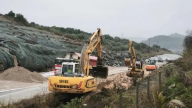 Φωτογραφία από το σημείο της κατολίσθησης στην Ιόνια Οδό με μηχανήματα έργου