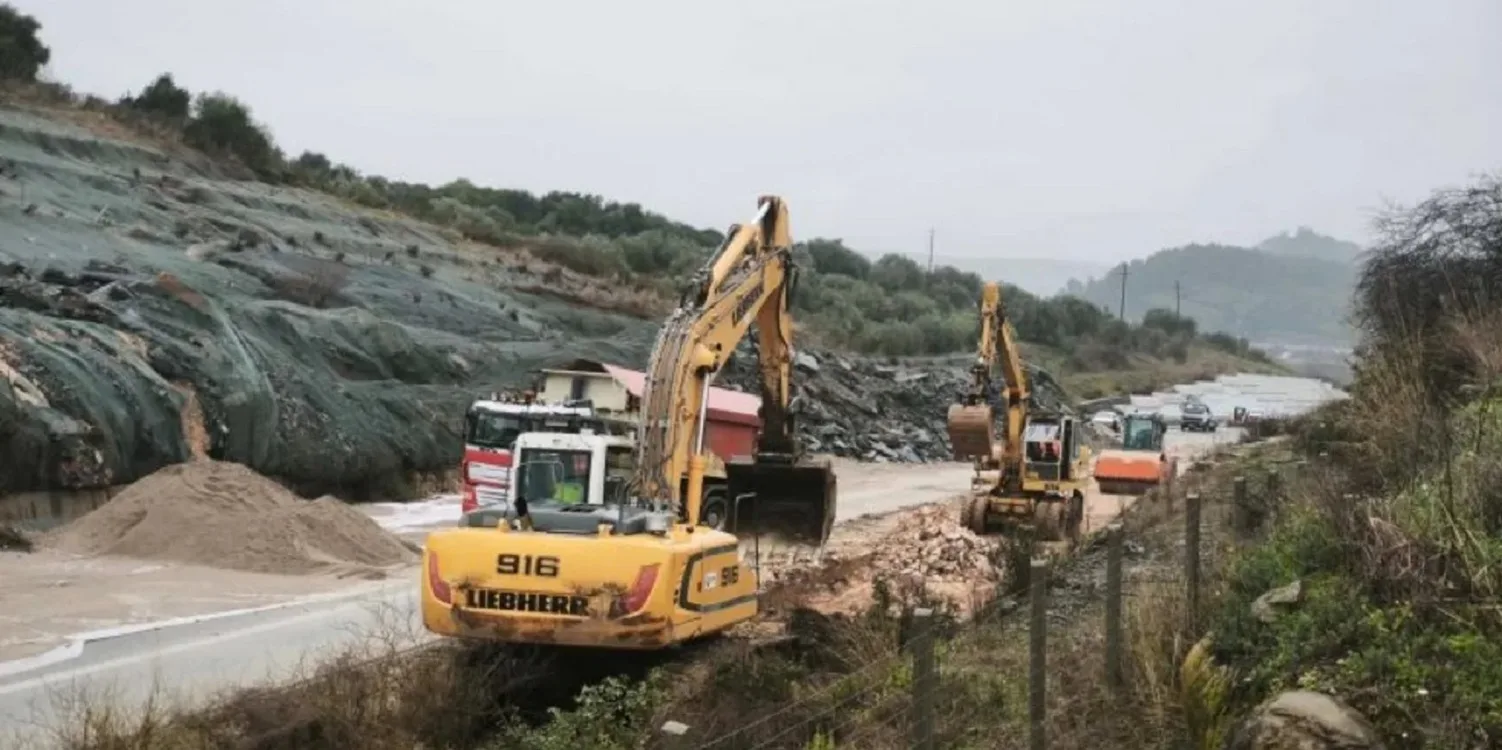 Φωτογραφία από το σημείο της κατολίσθησης στην Ιόνια Οδό με μηχανήματα έργου