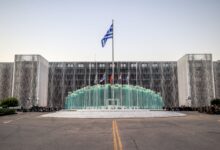 Στρατιωτική αστυνομία και το σήμα του ΓΕΕΘΑ σε φόντο στρατοπέδου