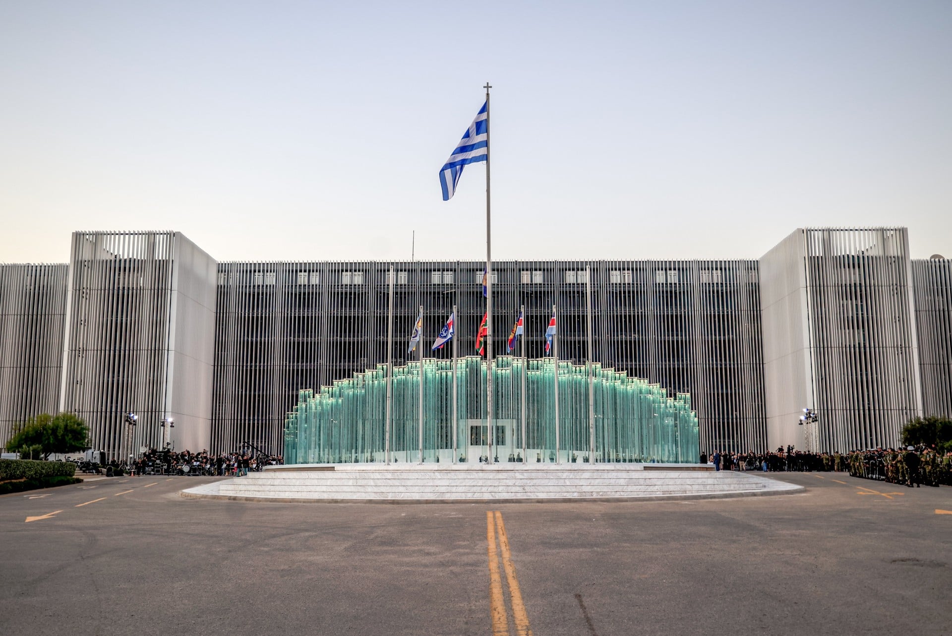 Στρατιωτική αστυνομία και το σήμα του ΓΕΕΘΑ σε φόντο στρατοπέδου