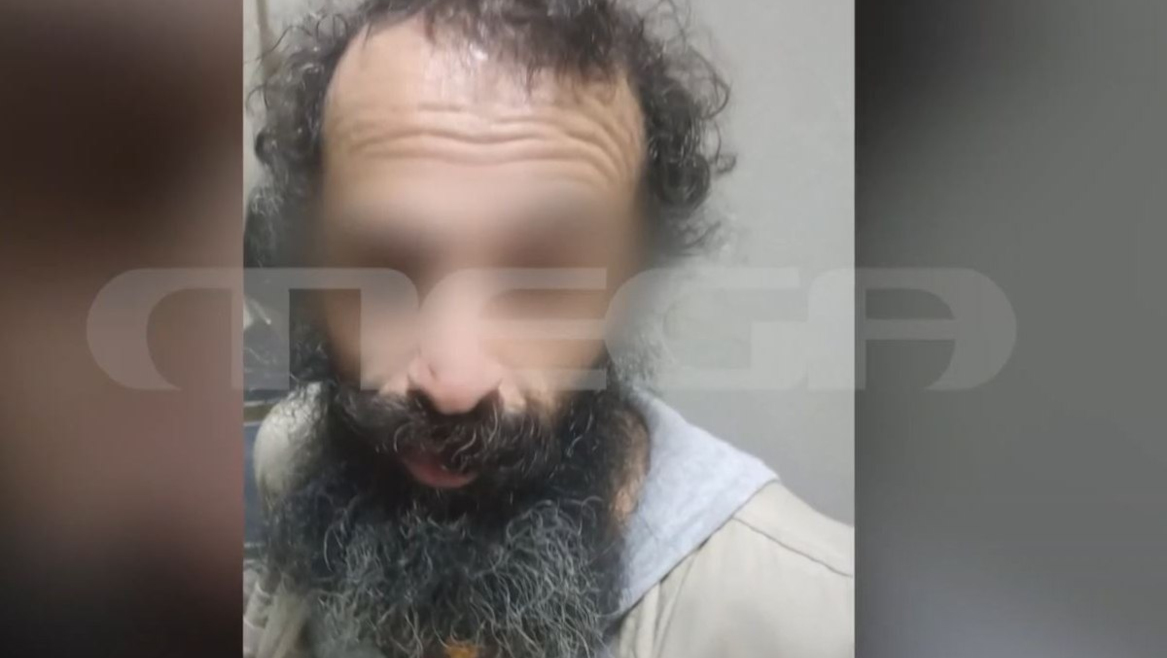 Αστυνομικοί της ΟΠΚΕ συλλαμβάνουν 45χρονο αλλοδαπό επιδειξία στα Εξάρχεια κοντά σε δημοτικό σχολείο μετά από καταγγελίες γυναικών