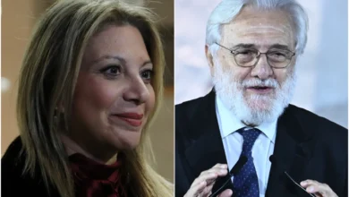 Ο σκηνοθέτης Γιάννης Σμαραγδής κατά τη διάρκεια συνέντευξης, σε συνδυασμό με αναφορά στη Μαρία Καρυστιανού