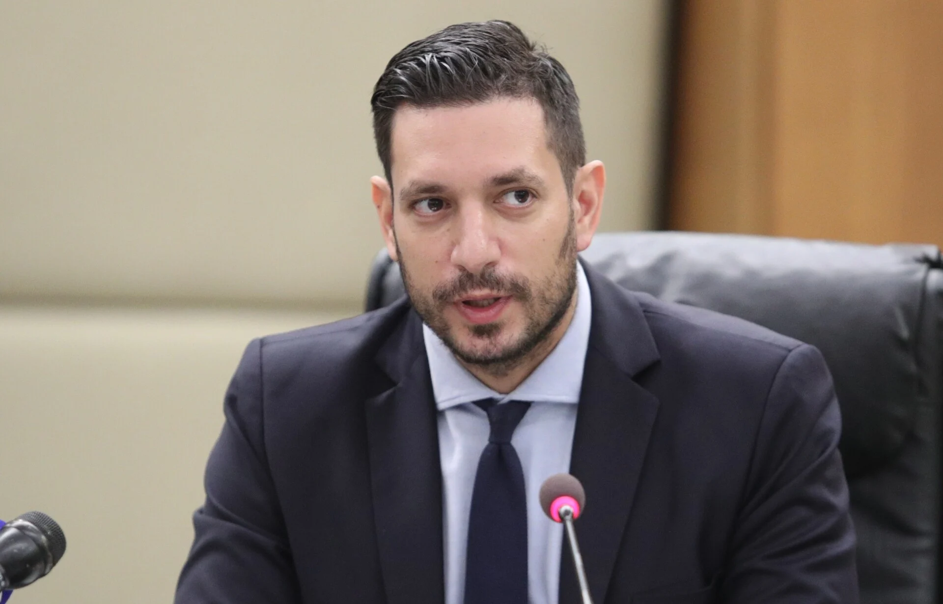 Ο Κωνσταντίνος Κυρανάκης κατά τη διάρκεια καταγγελίας για τη δολιοφθορά στο σιδηροδρομικό δίκτυο στο Πλατύ