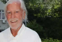 Ο Λάκης Ραπτάκης σε κοσμική εκδήλωση της χρυσής εποχής της νύχτας