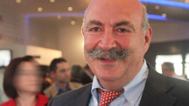 Σύλληψη Χρήστου Μαυρίκη στα Σπάτα από αστυνομικούς της ΕΛΑΣ