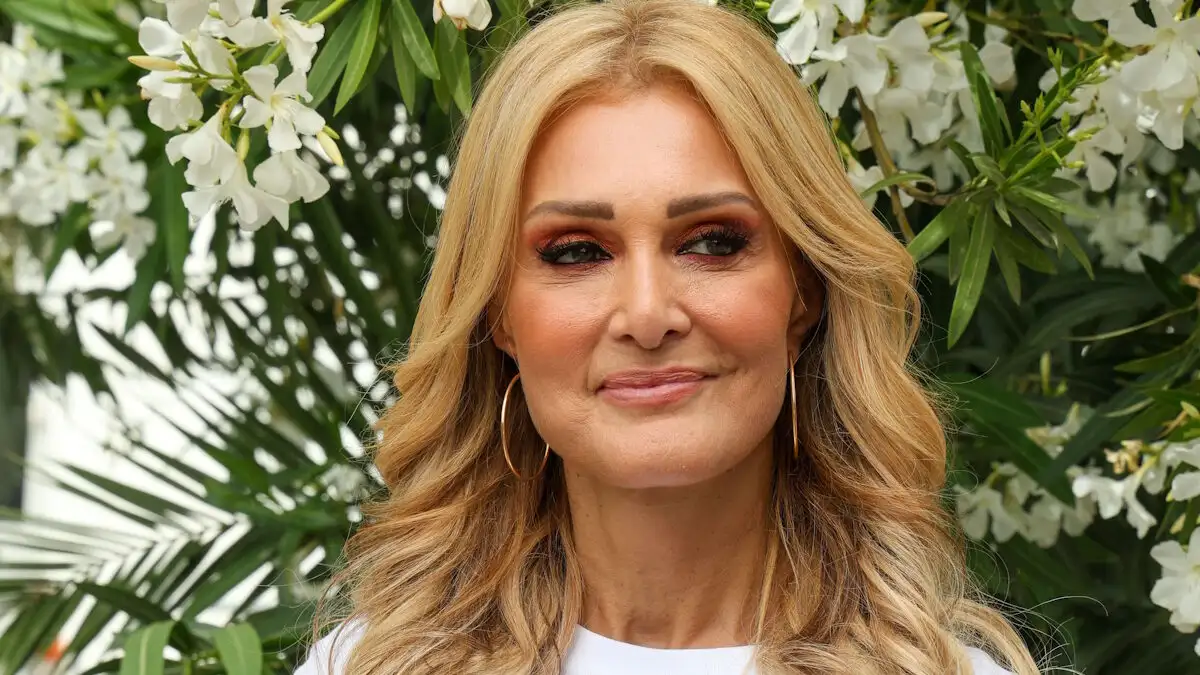 Η τραγουδίστρια Νατάσα Θεοδωρίδου σε χαμογελαστό στιγμιότυπο κατά τη διάρκεια βραδινής εξόδου