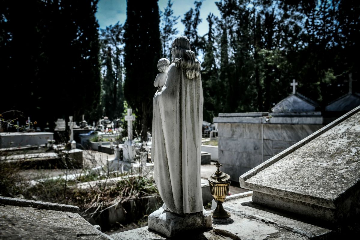 Άποψη των δημοτικών κοιμητηρίων στην Καβάλα όπου θα γίνει η μαζική εκταφή 150 σορών