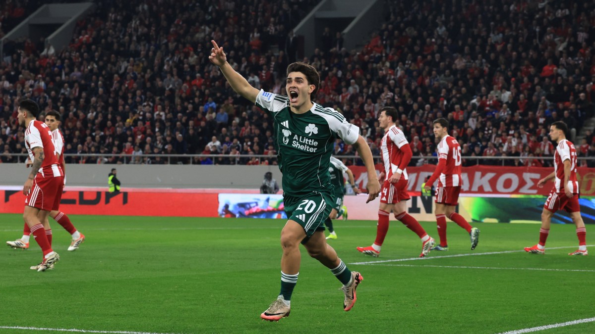 Ο Ταμπόρδα πανηγυρίζει το γκολ στο ντέρμπι Ολυμπιακός - Παναθηναϊκός