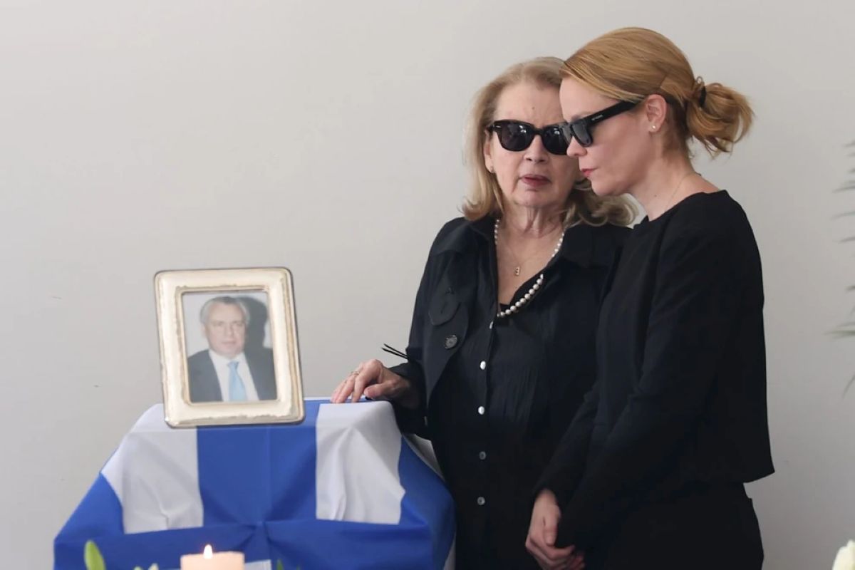 Η Λένα Παπαληγούρα συντετριμμένη στην κηδεία του πατέρα της, Αναστάση Παπαληγούρα, στο Α’ Νεκροταφείο Αθηνών