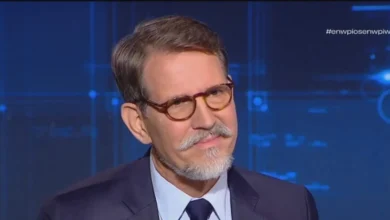 Ο Παύλος Ντε Γκρες κατά τη διάρκεια τηλεοπτικής συνέντευξης στην εκπομπή Ενώπιος Ενωπίω