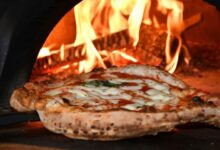 Αναπαράσταση αρχαίου ελληνικού πλακούντα με τυρί και βότανα, ο πρόγονος της πίτσας