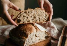 Φέτες από ψωμί ολικής άλεσης και λευκό ψωμί δίπλα-δίπλα για διατροφική σύγκριση