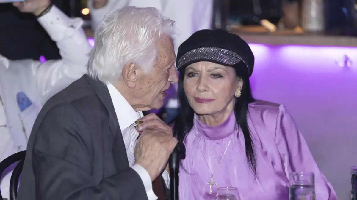 Η Ζωζώ Σαπουντζάκη σε παλαιότερη δημόσια εμφάνιση με τον σύντροφό της Πύρρο Αναγνωστόπουλο