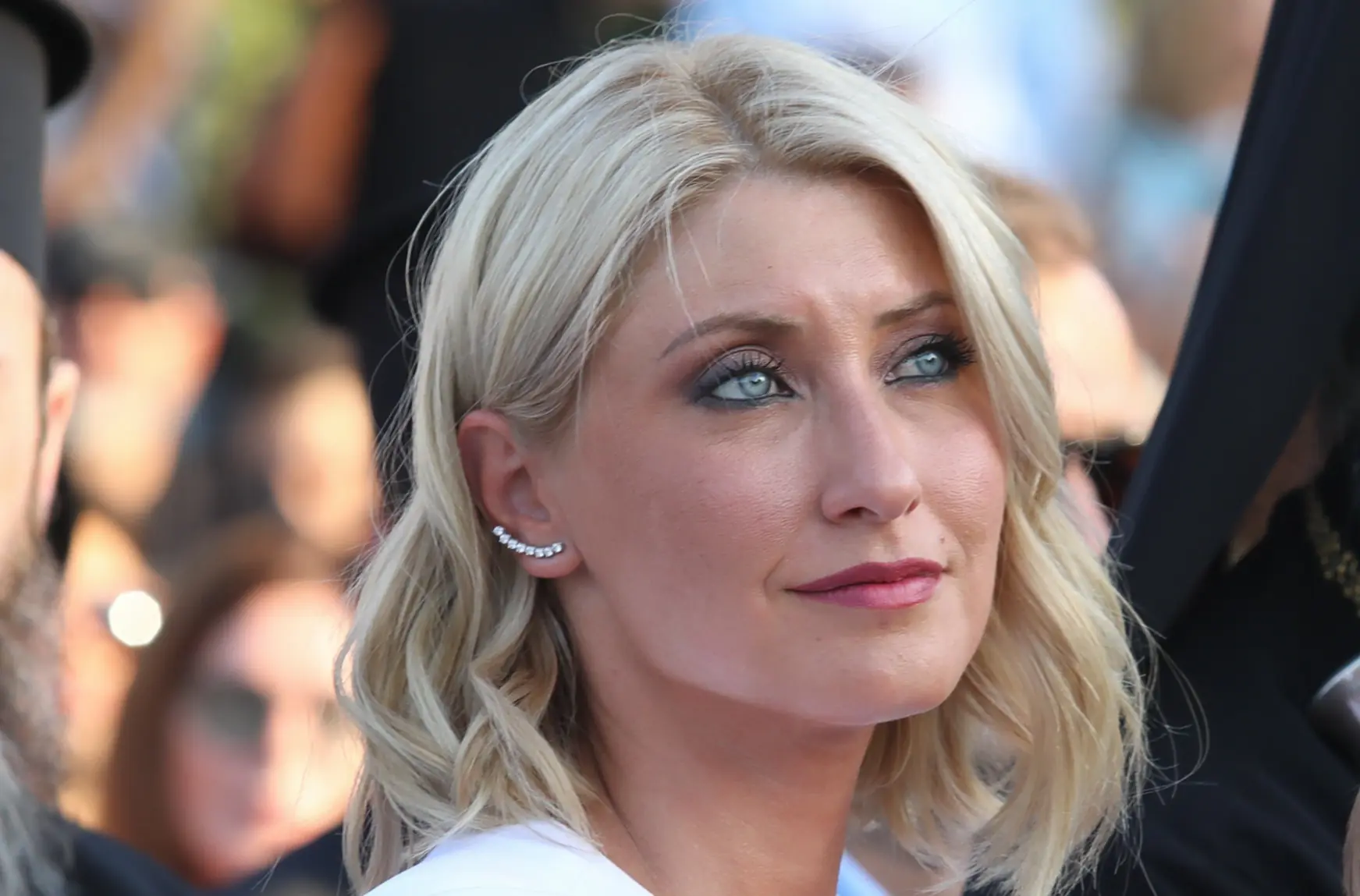 Η Σία Κοσιώνη έξω από το στούντιο του ΣΚΑΪ μιλάει για την περιπέτεια της υγείας της