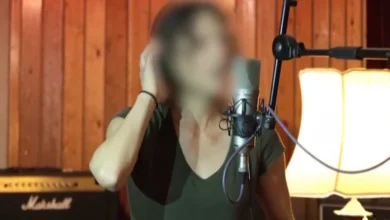 Στιγμιότυπο από το σημείο του ατυχήματος στο Κολωνάκι όπου 36χρονη τραγουδίστρια προκάλεσε υλικές ζημιές σε πέντε οχήματα