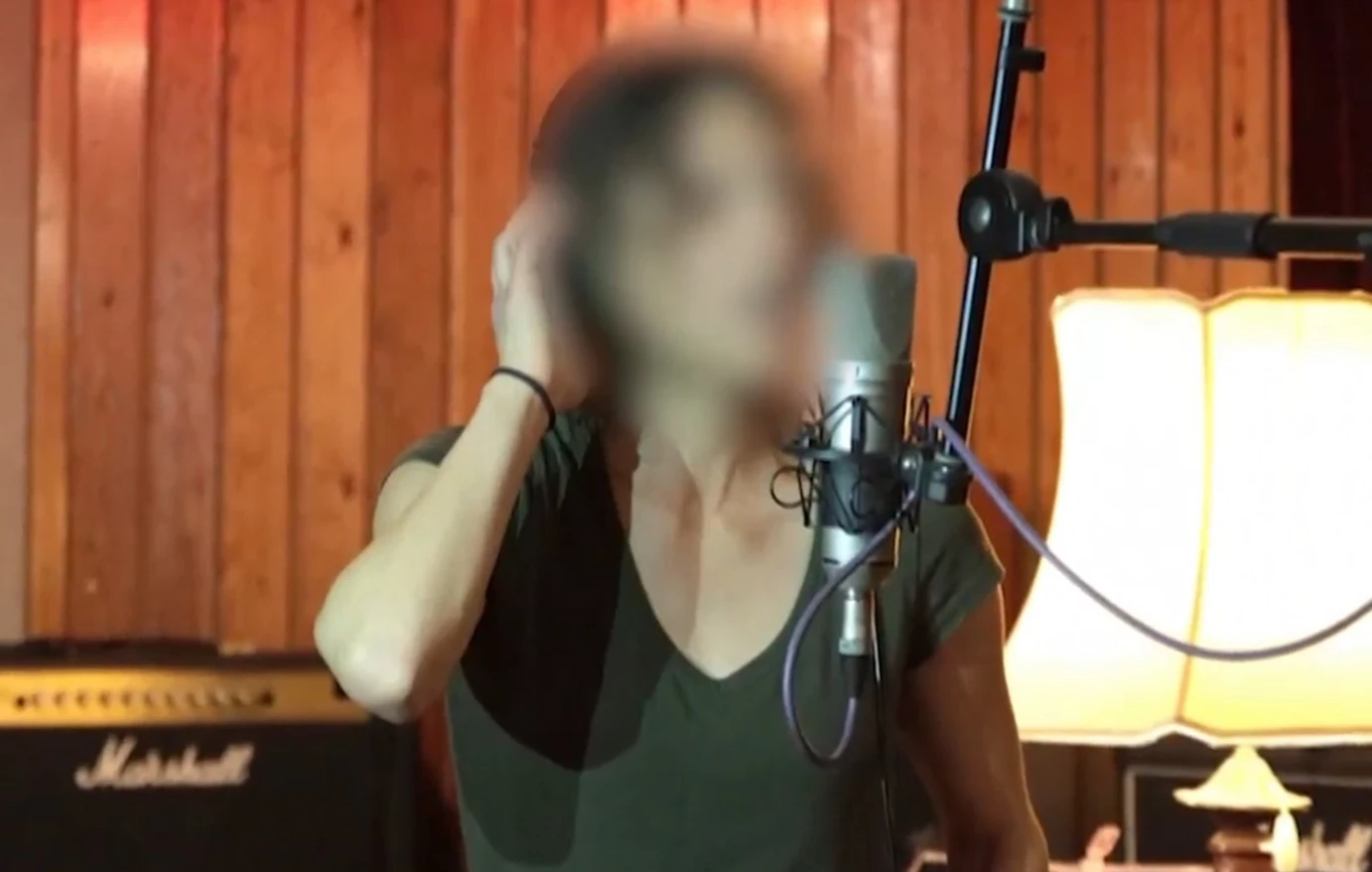 Στιγμιότυπο από το σημείο του ατυχήματος στο Κολωνάκι όπου 36χρονη τραγουδίστρια προκάλεσε υλικές ζημιές σε πέντε οχήματα