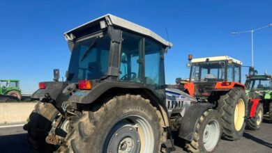 Σειρά από τρακτέρ στον δρόμο κατά τη διάρκεια αγροτικών κινητοποιήσεων