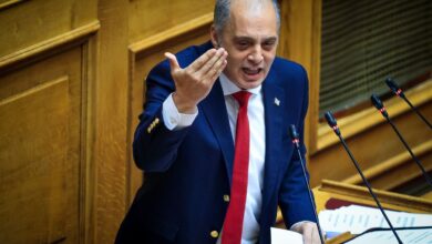 Ο Κυριάκος Βελόπουλος στο βήμα της Βουλής κατά τη διάρκεια ομιλίας για το μεταναστευτικό