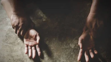 Δικαστικό σφυρί και αστυνομικές κορδέλες σε φόντο τη σημαία της Σουηδίας