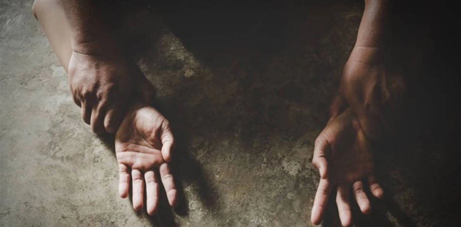 Δικαστικό σφυρί και αστυνομικές κορδέλες σε φόντο τη σημαία της Σουηδίας